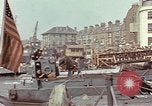Image des soldats américains Conseil de péniches de débarquement au port anglais l'Angleterre, 1944, de la seconde 34 séquences d'archives historiques vidéo 65675058887
