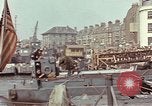 Image des soldats américains Conseil de péniches de débarquement au port anglais l'Angleterre, 1944, de la seconde 35 séquences d'archives historiques vidéo 65675058887