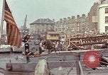 Image des soldats américains Conseil de péniches de débarquement au port anglais l'Angleterre, 1944, de la seconde 37 séquences d'archives historiques vidéo 65675058887