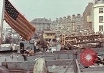Image des soldats américains Conseil de péniches de débarquement au port anglais l'Angleterre, 1944, de la seconde 38 séquences d'archives historiques vidéo 65675058887