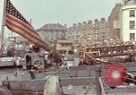 Image des soldats américains Conseil de péniches de débarquement au port anglais l'Angleterre, 1944, de la seconde 39 séquences d'archives historiques vidéo 65675058887