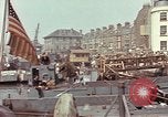 Image des soldats américains Conseil de péniches de débarquement au port anglais l'Angleterre, 1944, de la seconde 40 séquences d'archives historiques vidéo 65675058887