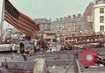 Image des soldats américains Conseil de péniches de débarquement au port anglais l'Angleterre, 1944, de la seconde 41 séquences d'archives historiques vidéo 65675058887
