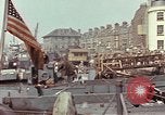 Image des soldats américains Conseil de péniches de débarquement au port anglais l'Angleterre, 1944, de la seconde 42 séquences d'archives historiques vidéo 65675058887