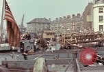 Image des soldats américains Conseil de péniches de débarquement au port anglais l'Angleterre, 1944, de la seconde 44 séquences d'archives historiques vidéo 65675058887