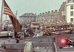 Image des soldats américains Conseil de péniches de débarquement au port anglais l'Angleterre, 1944, de la seconde 45 séquences d'archives historiques vidéo 65675058887