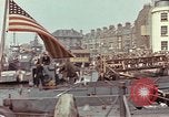 Image des soldats américains Conseil de péniches de débarquement au port anglais l'Angleterre, 1944, de la seconde 49 séquences d'archives historiques vidéo 65675058887