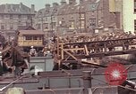 Image des soldats américains Conseil de péniches de débarquement au port anglais l'Angleterre, 1944, de la seconde 50 séquences d'archives historiques vidéo 65675058887