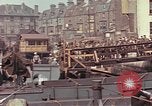 Image des soldats américains Conseil de péniches de débarquement au port anglais l'Angleterre, 1944, de la seconde 51 séquences d'archives historiques vidéo 65675058887