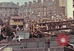 Image des soldats américains Conseil de péniches de débarquement au port anglais l'Angleterre, 1944, de la seconde 53 séquences d'archives historiques vidéo 65675058887