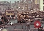 Image des soldats américains Conseil de péniches de débarquement au port anglais l'Angleterre, 1944, de la seconde 54 séquences d'archives historiques vidéo 65675058887