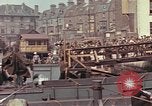 Image des soldats américains Conseil de péniches de débarquement au port anglais l'Angleterre, 1944, de la seconde 55 séquences d'archives historiques vidéo 65675058887