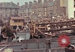 Image des soldats américains Conseil de péniches de débarquement au port anglais l'Angleterre, 1944, de la seconde 56 séquences d'archives historiques vidéo 65675058887