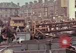 Image des soldats américains Conseil de péniches de débarquement au port anglais l'Angleterre, 1944, de la seconde 58 séquences d'archives historiques vidéo 65675058887