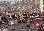 Image des soldats américains Conseil de péniches de débarquement au port anglais l'Angleterre, 1944, de la seconde 59 séquences d'archives historiques vidéo 65675058887