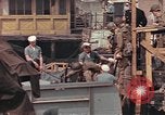 Image des soldats américains Conseil de péniches de débarquement au port anglais l'Angleterre, 1944, de la seconde 62 séquences d'archives historiques vidéo 65675058887