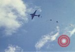Immagine di Noi paracadutista esploratori fare pratica salta Regno Unito, 1944, secondo 5 filmato di repertorio 65675058905