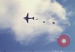 Immagine di Noi paracadutista esploratori fare pratica salta Regno Unito, 1944, secondo 7 filmato di repertorio 65675058905