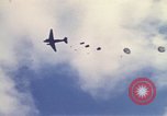 Immagine di Noi paracadutista esploratori fare pratica salta Regno Unito, 1944, secondo 8 filmato di repertorio 65675058905
