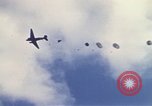 Immagine di Noi paracadutista esploratori fare pratica salta Regno Unito, 1944, secondo 9 filmato di repertorio 65675058905