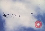 Immagine di Noi paracadutista esploratori fare pratica salta Regno Unito, 1944, secondo 11 filmato di repertorio 65675058905