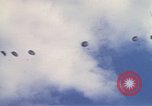 Immagine di Noi paracadutista esploratori fare pratica salta Regno Unito, 1944, secondo 12 filmato di repertorio 65675058905