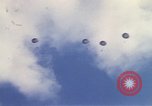 Immagine di Noi paracadutista esploratori fare pratica salta Regno Unito, 1944, secondo 13 filmato di repertorio 65675058905
