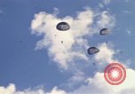 Immagine di Noi paracadutista esploratori fare pratica salta Regno Unito, 1944, secondo 17 filmato di repertorio 65675058905