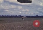 Immagine di Noi paracadutista esploratori fare pratica salta Regno Unito, 1944, secondo 24 filmato di repertorio 65675058905