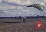Immagine di Noi paracadutista esploratori fare pratica salta Regno Unito, 1944, secondo 25 filmato di repertorio 65675058905