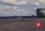 Immagine di Noi paracadutista esploratori fare pratica salta Regno Unito, 1944, secondo 26 filmato di repertorio 65675058905