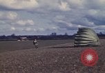 Immagine di Noi paracadutista esploratori fare pratica salta Regno Unito, 1944, secondo 27 filmato di repertorio 65675058905