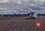 Immagine di Noi paracadutista esploratori fare pratica salta Regno Unito, 1944, secondo 28 filmato di repertorio 65675058905