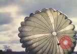 Immagine di Noi paracadutista esploratori fare pratica salta Regno Unito, 1944, secondo 31 filmato di repertorio 65675058905