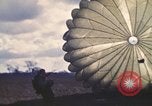 Immagine di Noi paracadutista esploratori fare pratica salta Regno Unito, 1944, secondo 32 filmato di repertorio 65675058905