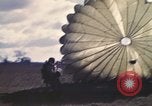 Immagine di Noi paracadutista esploratori fare pratica salta Regno Unito, 1944, secondo 33 filmato di repertorio 65675058905