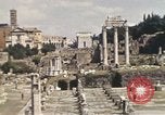 Standbild Ruinen des Forum Romanum Rom Italien, 1944, aus Sekunde 17 historischem Filmmaterial Videoclip 65675058910