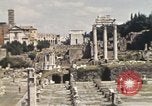 Standbild Ruinen des Forum Romanum Rom Italien, 1944, aus Sekunde 18 historischem Filmmaterial Videoclip 65675058910