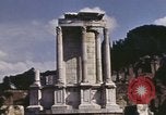 Standbild Ruinen des Forum Romanum Rom Italien, 1944, aus Sekunde 36 historischem Filmmaterial Videoclip 65675058910
