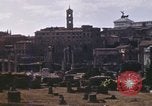 Standbild Ruinen des Forum Romanum Rom Italien, 1944, aus Sekunde 60 historischem Filmmaterial Videoclip 65675058910