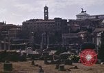Standbild Ruinen des Forum Romanum Rom Italien, 1944, aus Sekunde 61 historischem Filmmaterial Videoclip 65675058910