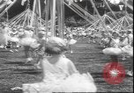 Standbild Mädchen tanzen um Maibäume San Francisco California USA, 1930, aus Sekunde 16 historischem Filmmaterial Videoclip 65675058941