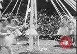 Standbild Mädchen tanzen um Maibäume San Francisco California USA, 1930, aus Sekunde 18 historischem Filmmaterial Videoclip 65675058941