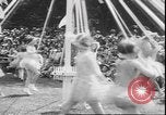 Standbild Mädchen tanzen um Maibäume San Francisco California USA, 1930, aus Sekunde 19 historischem Filmmaterial Videoclip 65675058941