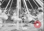 Standbild Mädchen tanzen um Maibäume San Francisco California USA, 1930, aus Sekunde 20 historischem Filmmaterial Videoclip 65675058941
