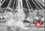 Standbild Mädchen tanzen um Maibäume San Francisco California USA, 1930, aus Sekunde 21 historischem Filmmaterial Videoclip 65675058941