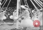 Standbild Mädchen tanzen um Maibäume San Francisco California USA, 1930, aus Sekunde 22 historischem Filmmaterial Videoclip 65675058941