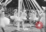 Standbild Mädchen tanzen um Maibäume San Francisco California USA, 1930, aus Sekunde 23 historischem Filmmaterial Videoclip 65675058941