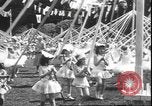 Standbild Mädchen tanzen um Maibäume San Francisco California USA, 1930, aus Sekunde 24 historischem Filmmaterial Videoclip 65675058941