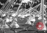 Standbild Mädchen tanzen um Maibäume San Francisco California USA, 1930, aus Sekunde 27 historischem Filmmaterial Videoclip 65675058941